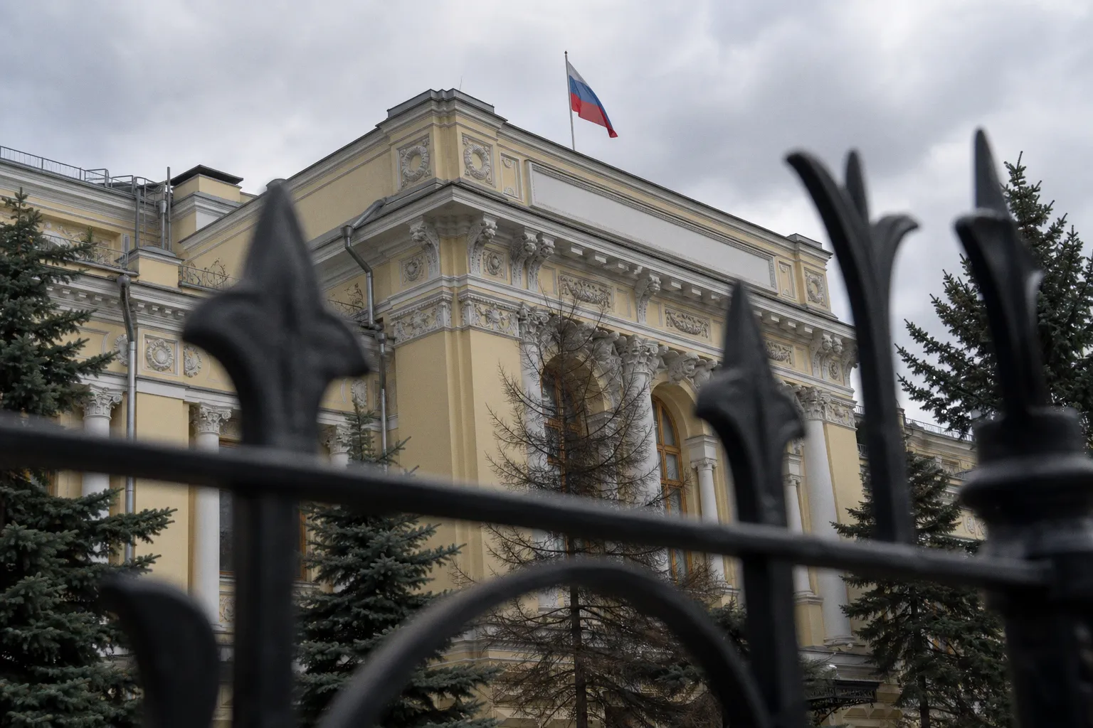 Названа замена банковскому вкладу, Сбер ухудшил прогнозы. Главное за день