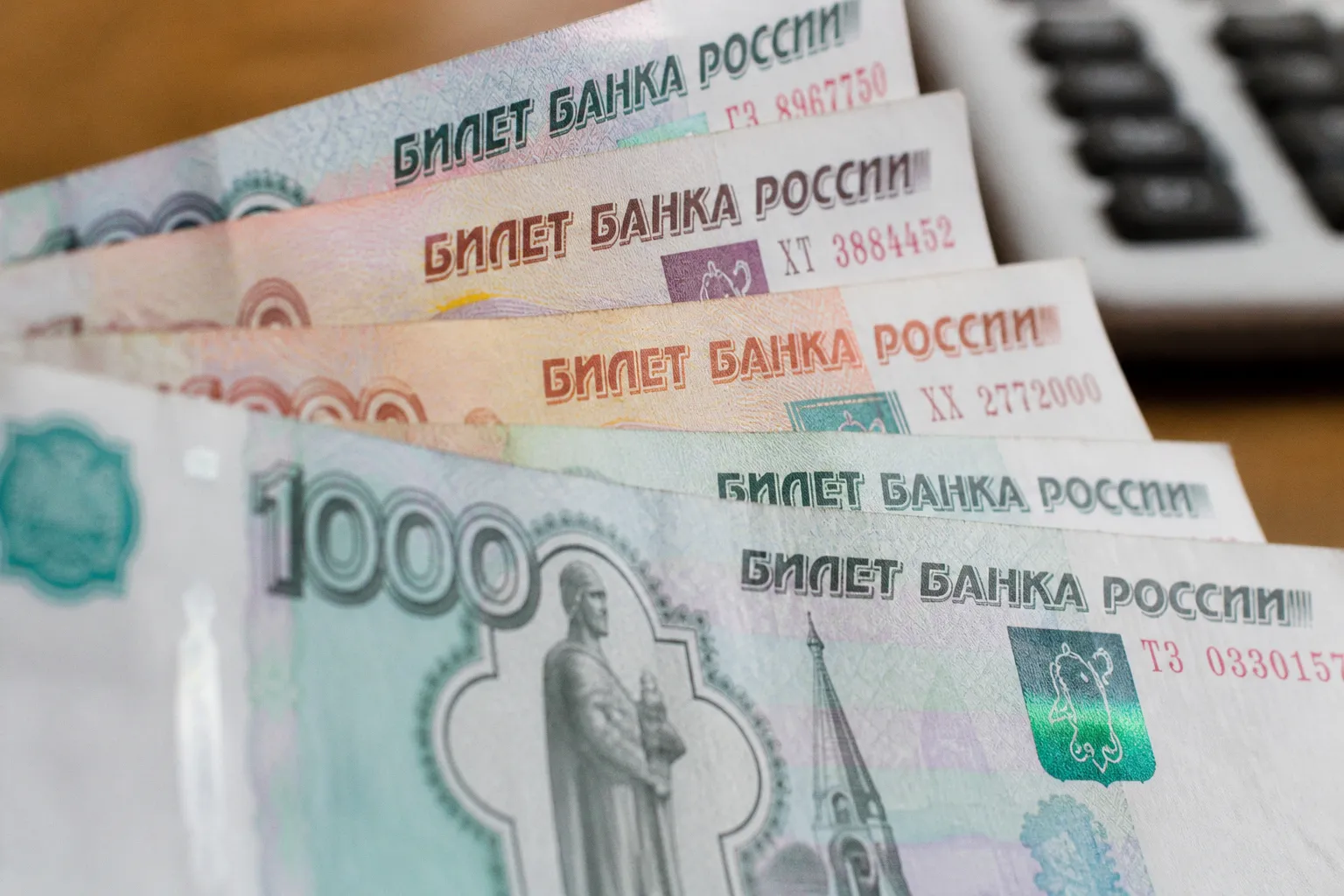 Юрист объяснил, где безопаснее всего держать сбережения